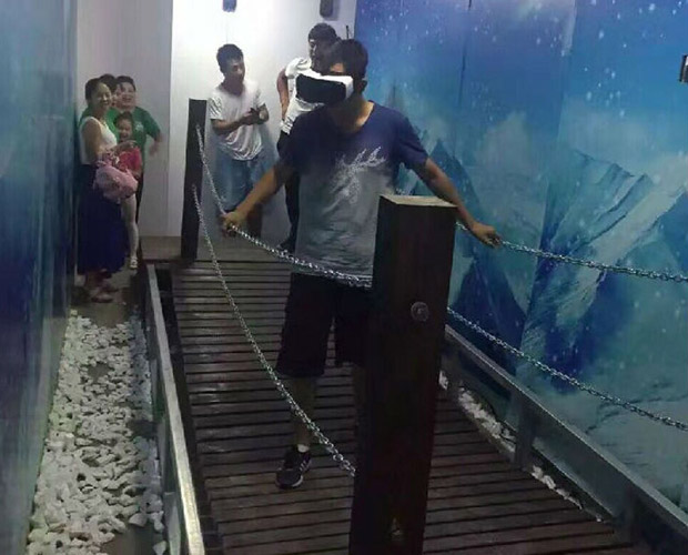 上海球幕影院VR雪山吊桥